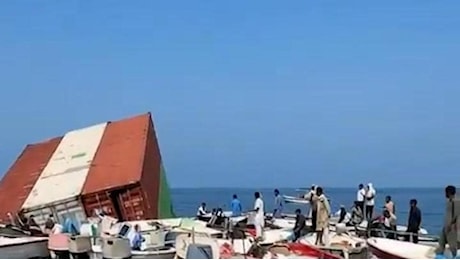 Hormuz, affonda il cargo Gfs Pride: iPhone e profumi galleggiano tra i container