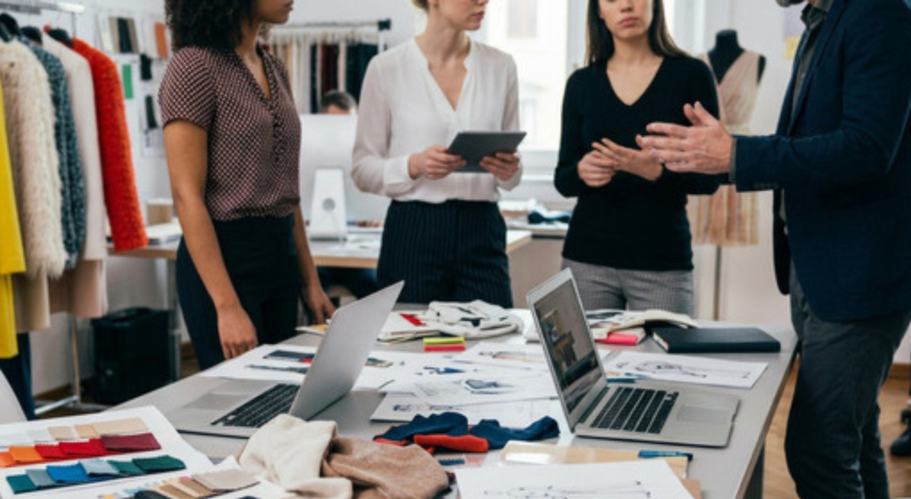 «Ragazze, è l'ora del sesso». Manager di Balenciaga licenziato per molestie e commenti sessisti alle dipendenti