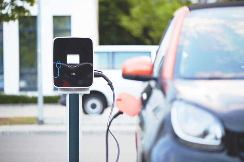 Auto elettriche, nel Regno Unito dal 2028 arriva la tassa sui chilometri percorsi