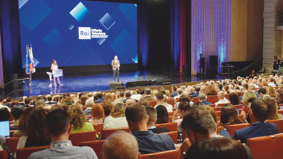 Il caldo può dare alla testa. Poco prima dell'inizio dello show due manager tv hanno discusso animatamente...: cos'è accaduto ai palinsesti Rai secondo Dagospia