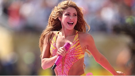 Shakira infiamma la cerimonia di chiusura dei mondiali 2026 con un abito italiano impreziosito da oltre 200mila cristalli