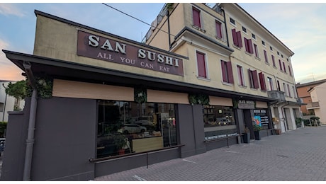 Blatte e escrementi di topi nel ristorante di sushi: 400 chili di alimenti da buttare, locale chiuso
