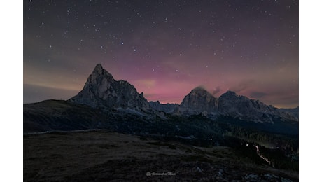 Aurora boreale dalla Finlandia alle Dolomiti: il cielo diventa rosso