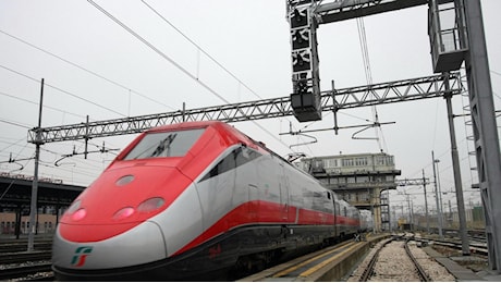 Guasto al Frecciarossa, 332 passeggeri bloccati in aperta campagna. A bordo anche l’ad di Rfi Aldo Isi
