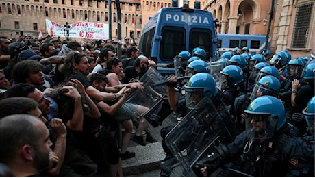 Meloni condanna la «violenza ingiustificabile» contro la polizia a Bologna. E FdI rilancia il ddl contro i risarcimenti