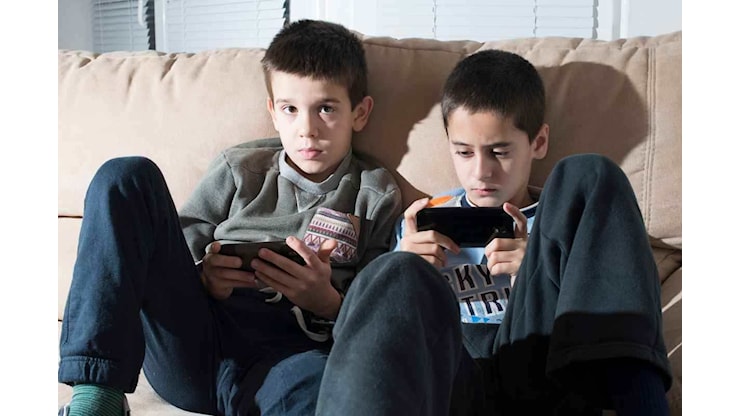 Mio figlio non riesce a disconnettersi, i segnali d'allarme della dipendenza tecnologica dei bambini - macitynet.it