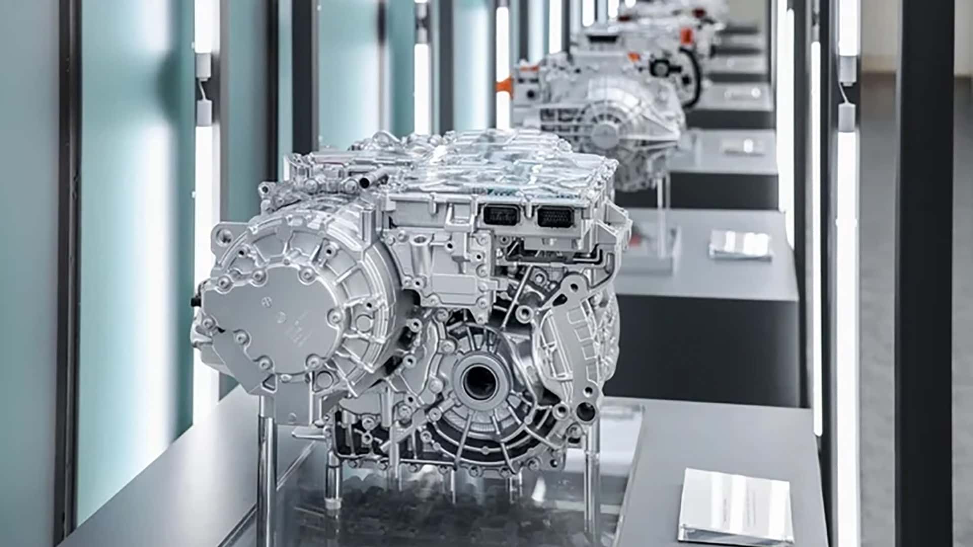 Geely sfida Tesla con il motore elettrico Thunder: efficienza record al 93,8%
