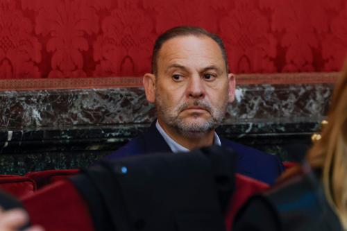 Spagna, l'ex ministro del governo Sanchez condannato a 24 anni: corruzione e mascherine truccate durante il Covid