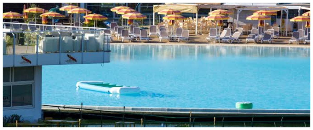 Risucchiata dal bocchettone della piscina a Genova, grave una bambina di 13 anni. L'ennesima tragedia in acqua