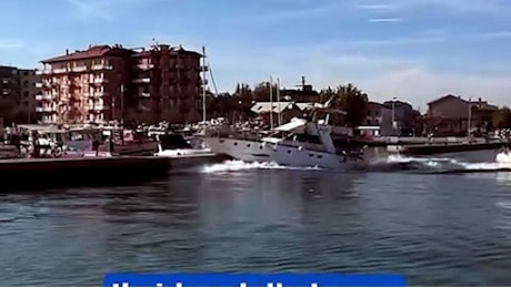 Cervia, motonave fuori controllo nel porto canale: doppio urto e affondamento, illesi i due a bordo