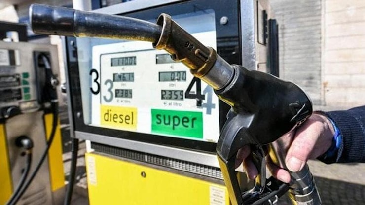 Carburanti, a gennaio cala la benzina ma aumenta di 3 centesimi il prezzo del diesel - la Repubblica
