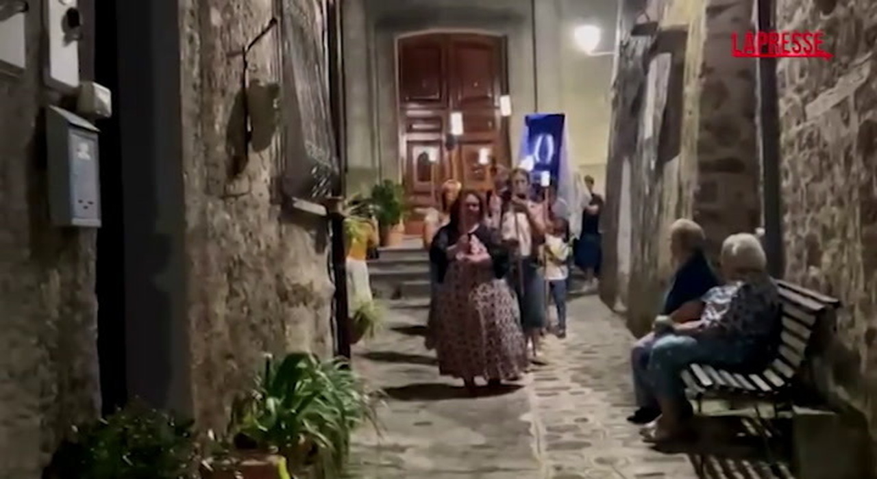 Machina Sacra, la prima processione guidata dall'intelligenza artificiale: lo smartphone diventa un lumino digitale VIDEO