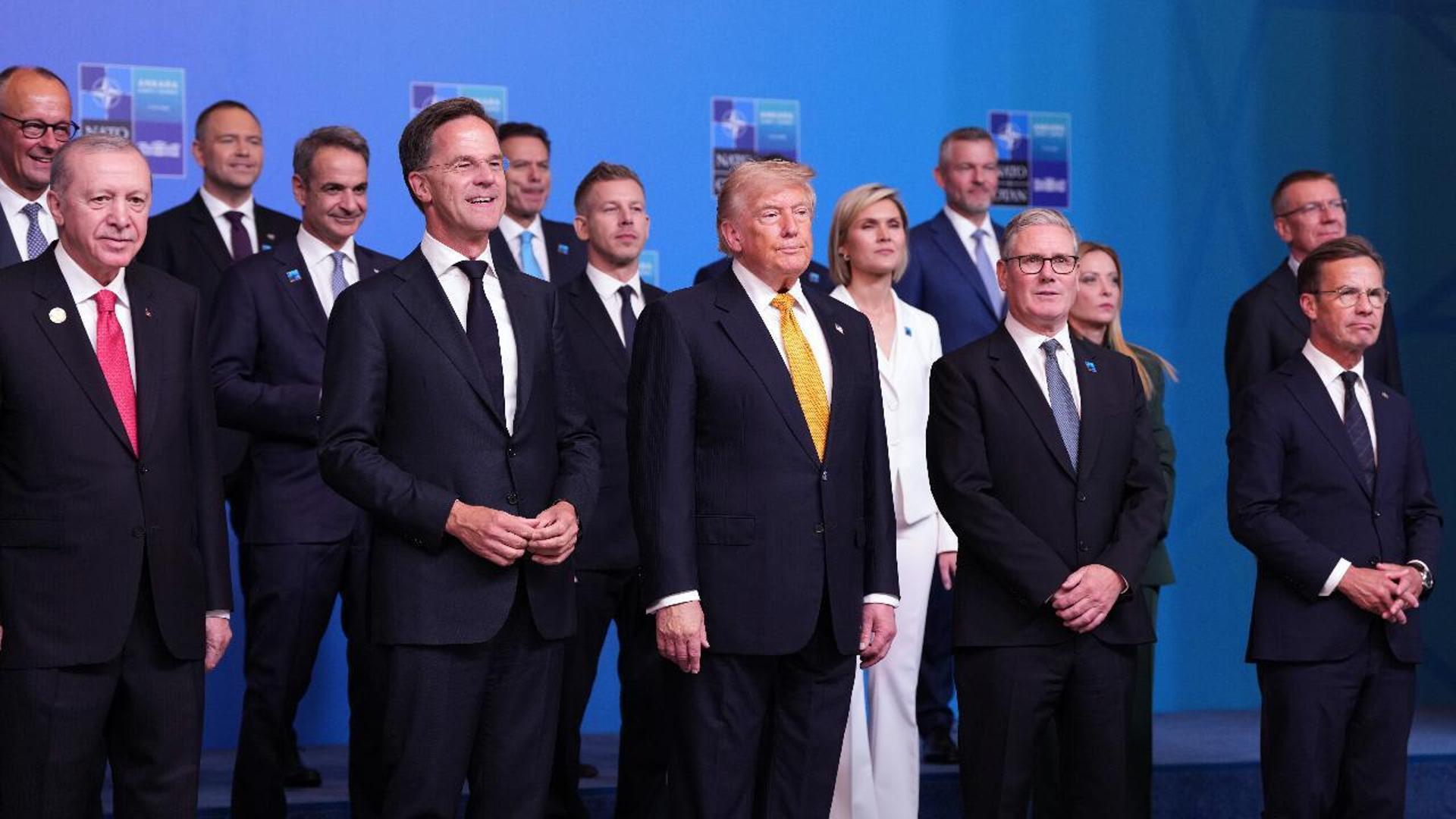 Meloni lontana da Trump: la foto ufficiale dei leader al vertice Nato