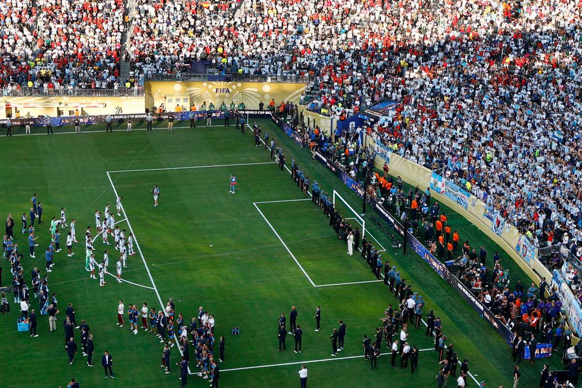 Mondiale, l'Argentina volta le spalle alla Spagna durante la premiazione
