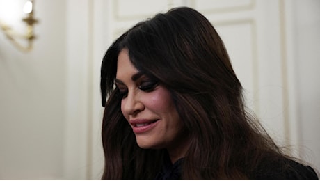Kimberly Guilfoyle, l'ambasciatrice Usa in Grecia sotto esame: la richiesta di 100mila dollari a un donatore Maga