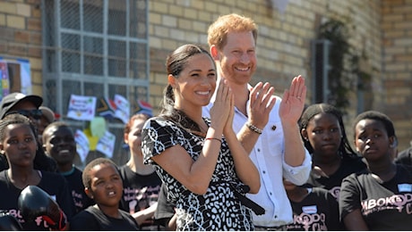 Harry torna a Londra da solo, senza Meghan e i figli: la sicurezza blocca la riappacificazione con re Carlo